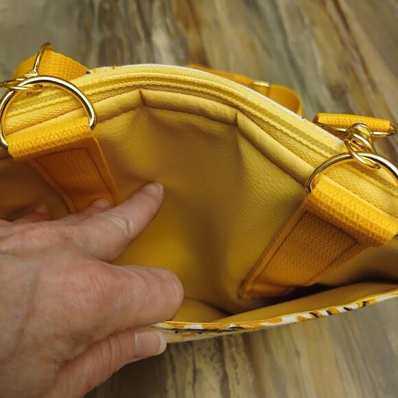 New Travel Sling Crossbody Yellow White Pebbled faux leather & Daisy fabric Gold - Picture 11 of 15